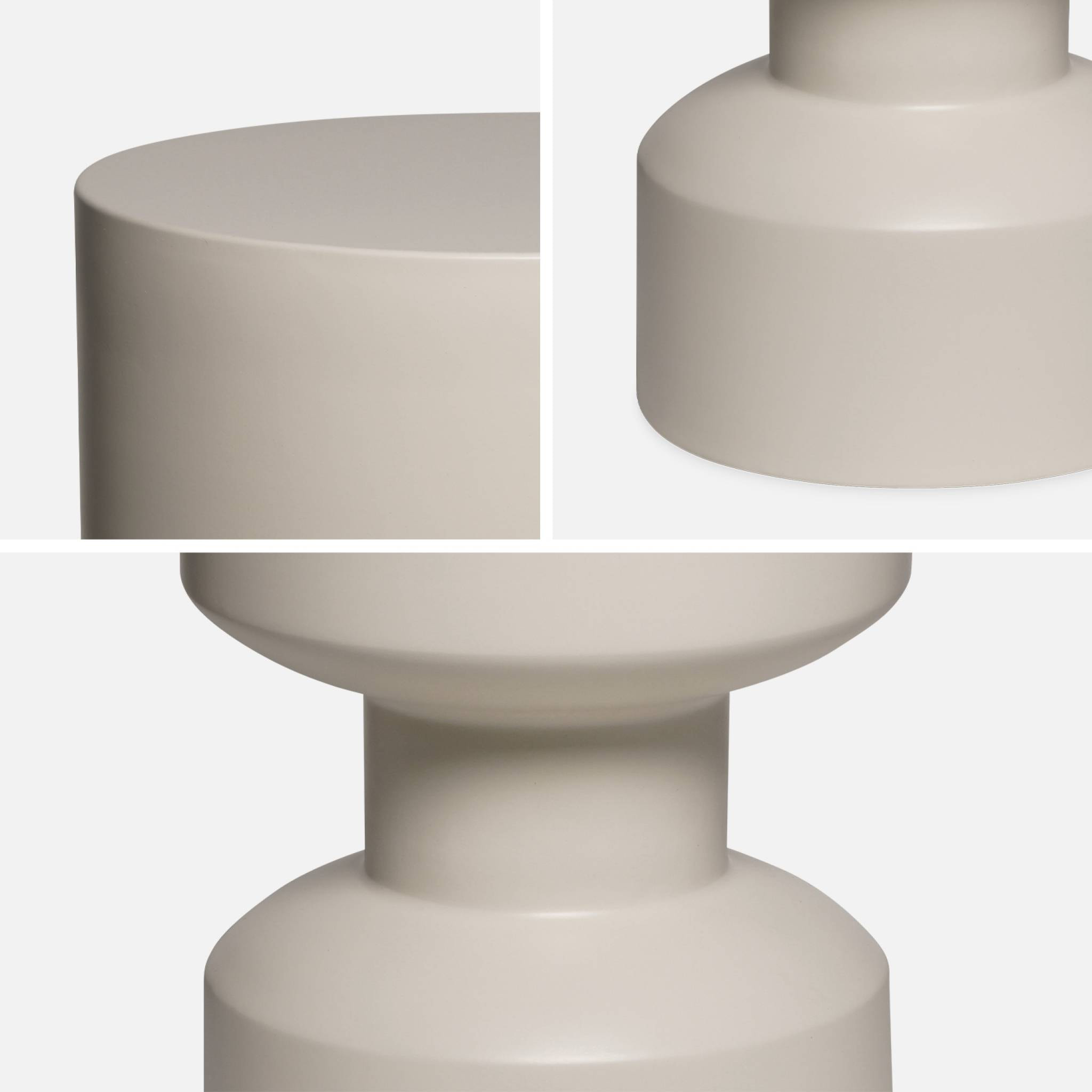 Table d'appoint. bout de canapé. table de chevet en métal. crème. Aya. Ø30 x H 47cm