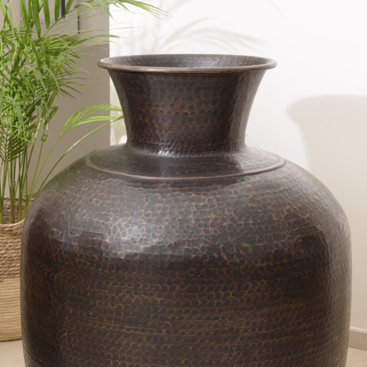 HONORE - Vase alu. 60x70cm effet martelé couleur cuivre noir antique