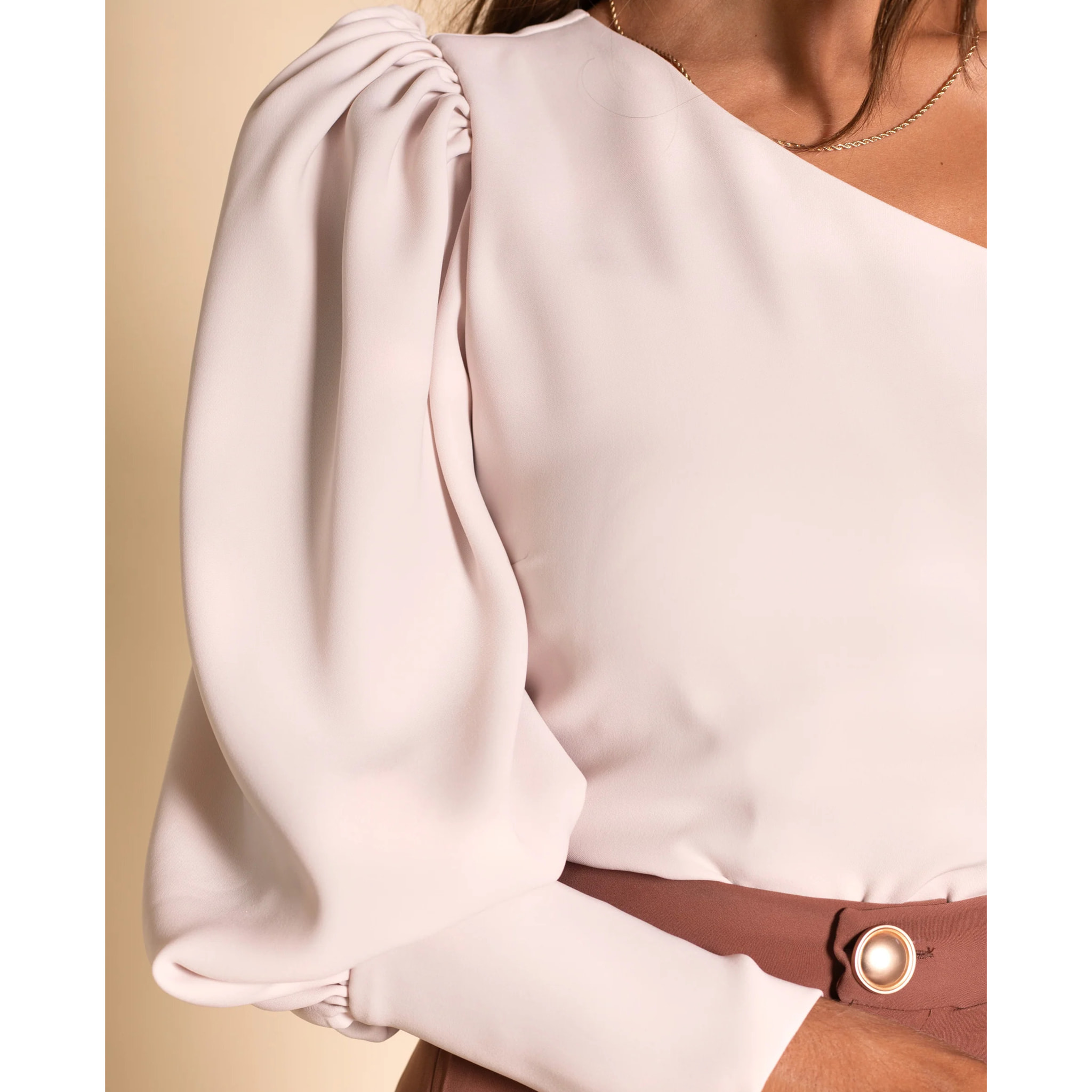 Blusa de mujer escote asimétrico elegante