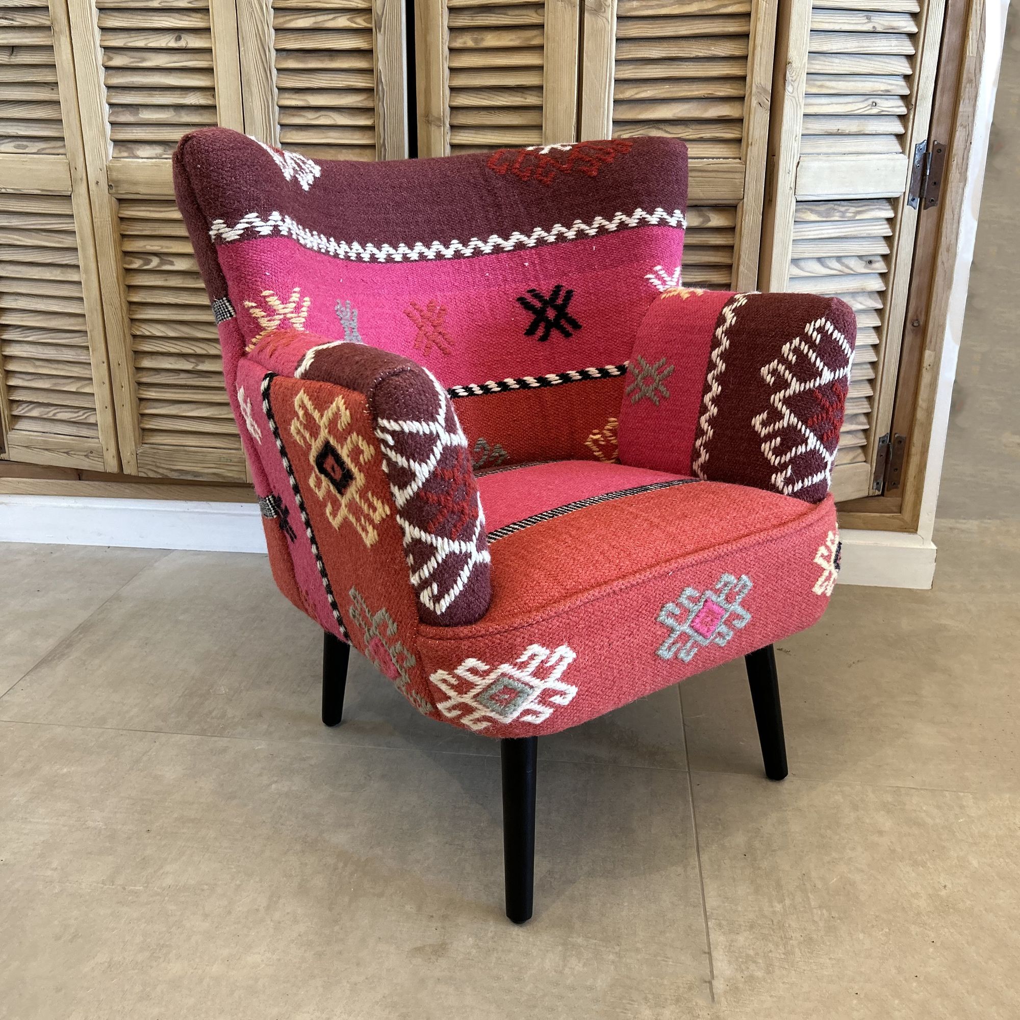 Fauteuil en kilim brodé main et pieds en bois noir CHAQUIRAS