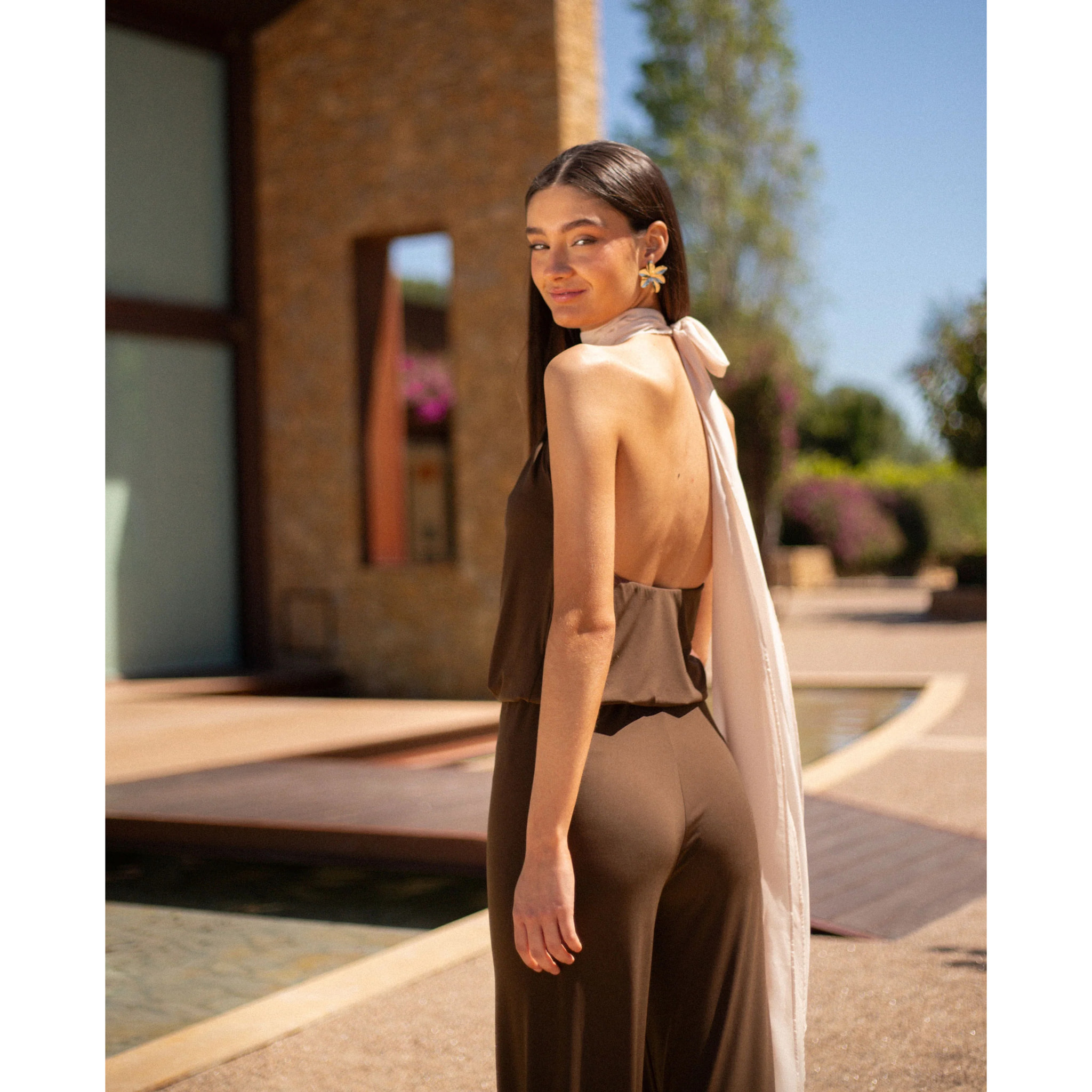 Mono largo de punto con cuello halter y pierna ancha