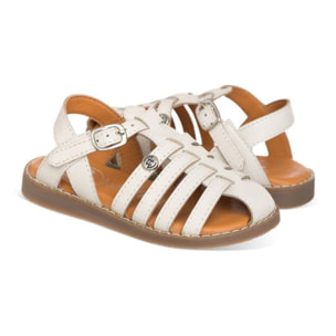 Sandalia cangrejera color blanca confeccionada en piel