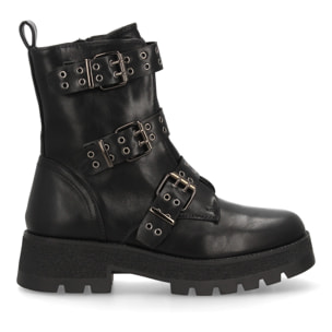 Bota militar con hebillas y tachuelas decorativas