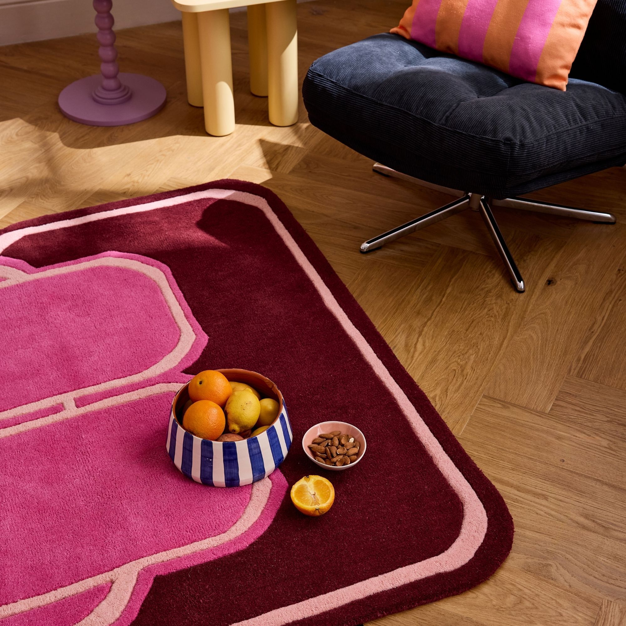 PANTONE - Tapis en laine fait main NUAGE SUCRE à motif géométrique rose