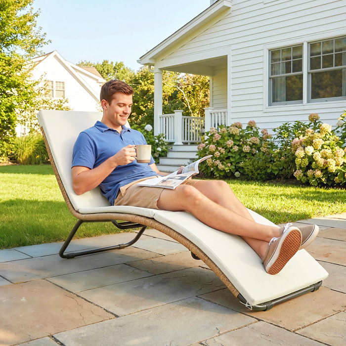 Tumbona de Ratán en Forma de S, Tumbona de Jardín Exterior con Cojín, Asiento Transpirable y Estructura de Acero, Carga 120 kg, para Patio, Playa, Terraza y Piscina, Blanco Crema