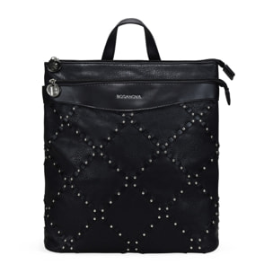 Mochila negra con doble cremallera y tachas