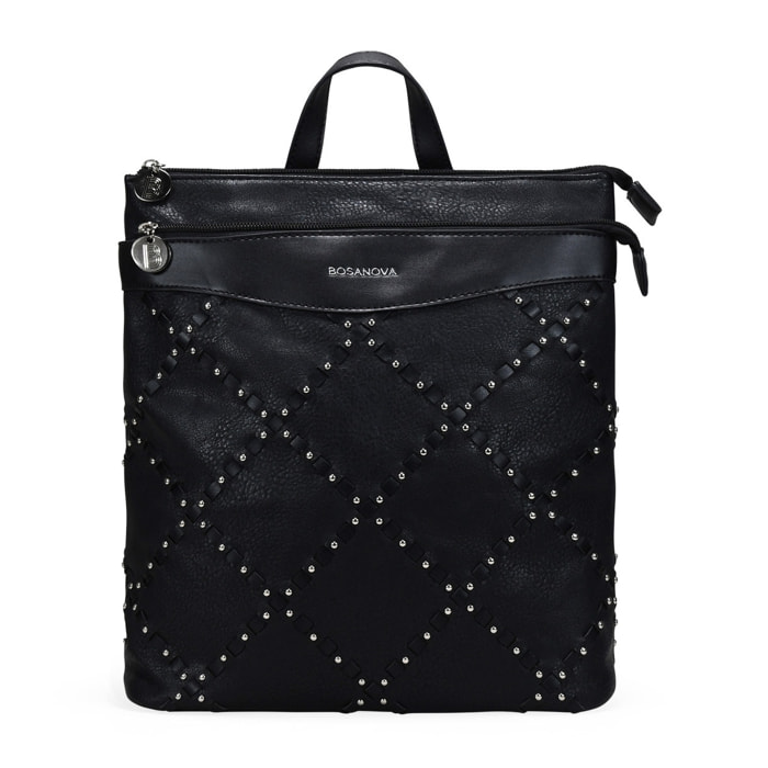 Mochila negra con doble cremallera y tachas