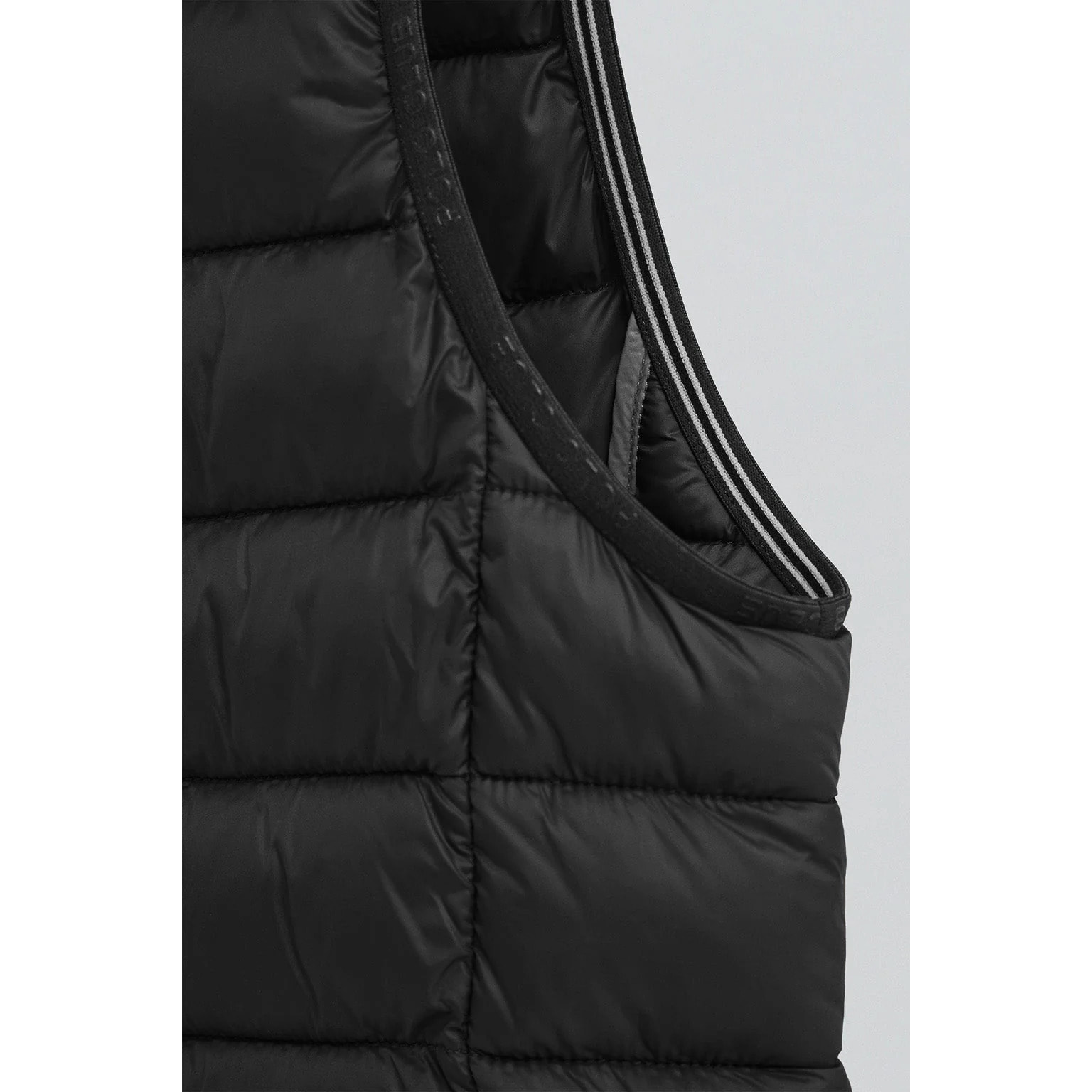 Chaleco ultralight negro con logo Rigby Go