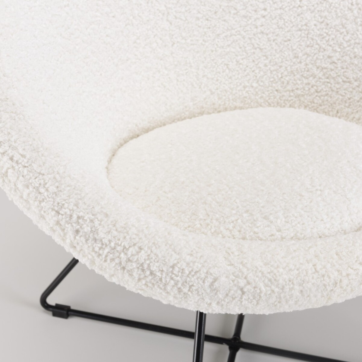 AGATHE - Fauteuil tissu bouclette blanc pieds croisés métal noir