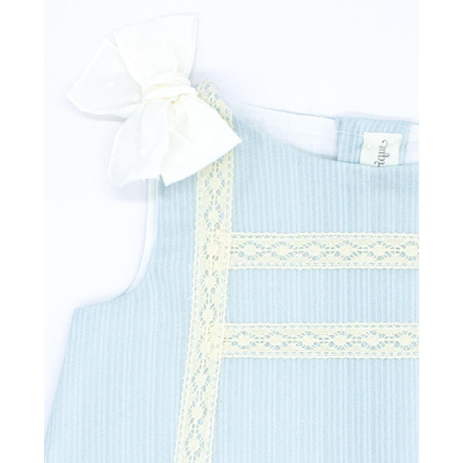 Vestido celeste con detalle de puntillas.