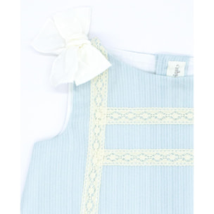 Vestido celeste con detalle de puntillas.