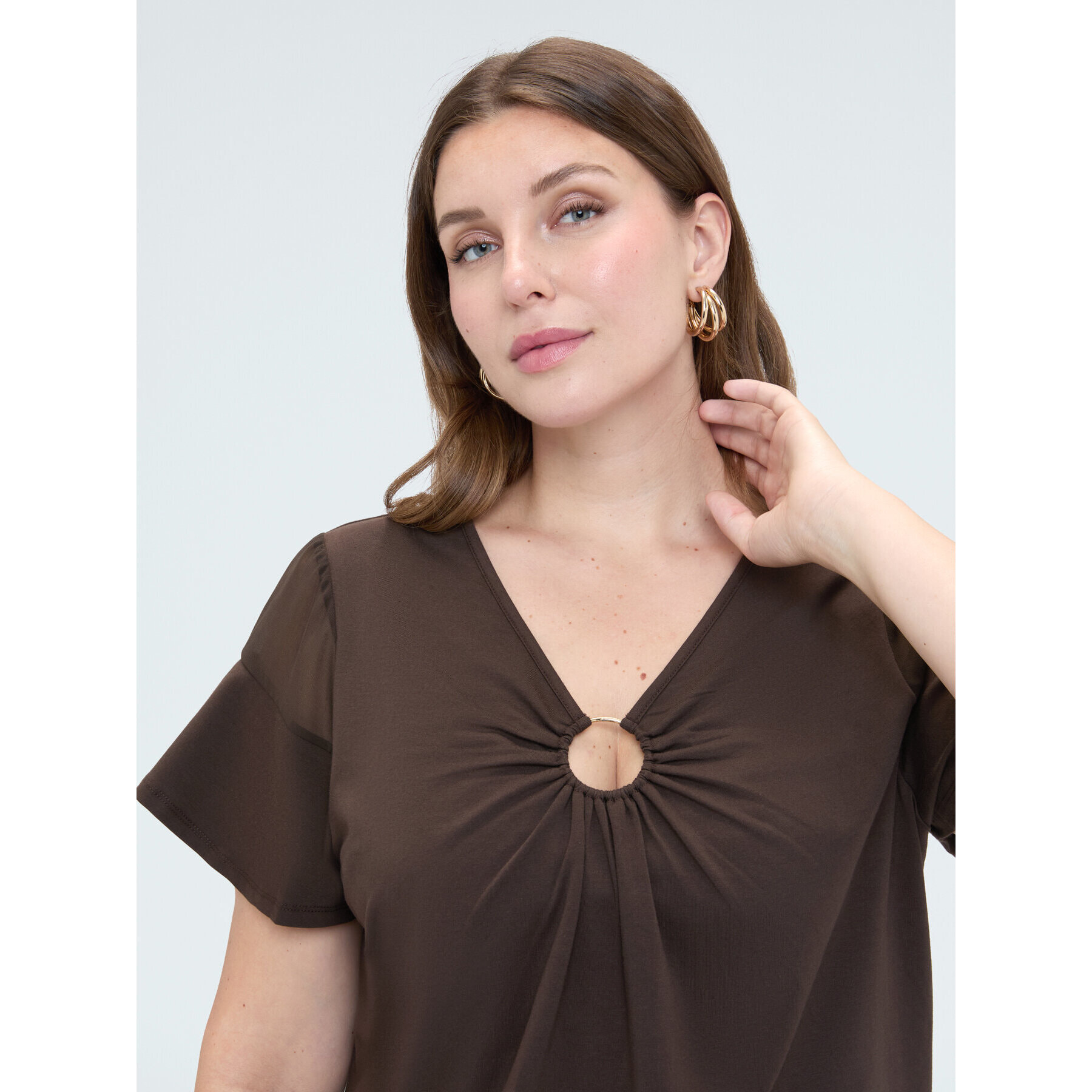 Fiorella Rubino - T-shirt in jersey con anello e drappeggio - Marrone