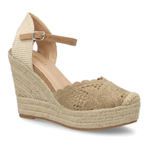 Alpargata cuña destalonada con calados para mujer.