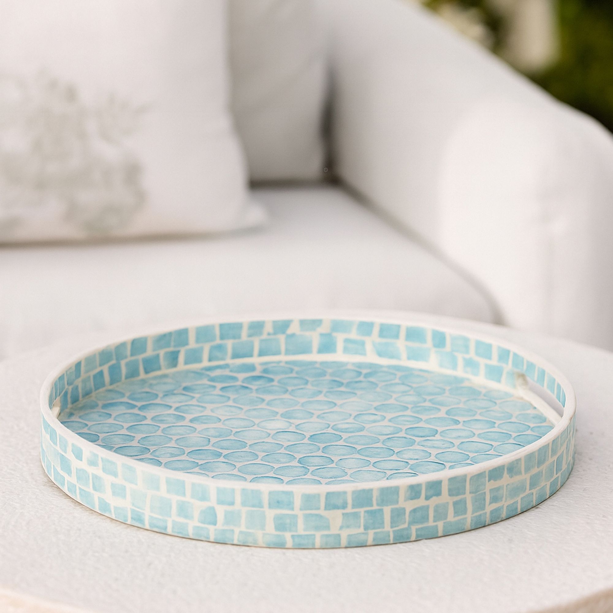 Plateau rond avec poignée en coquille de capiz bleu SOLNA