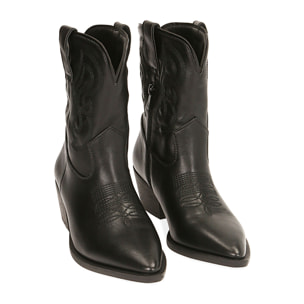 Camperos negros, tacón 5 cm.
