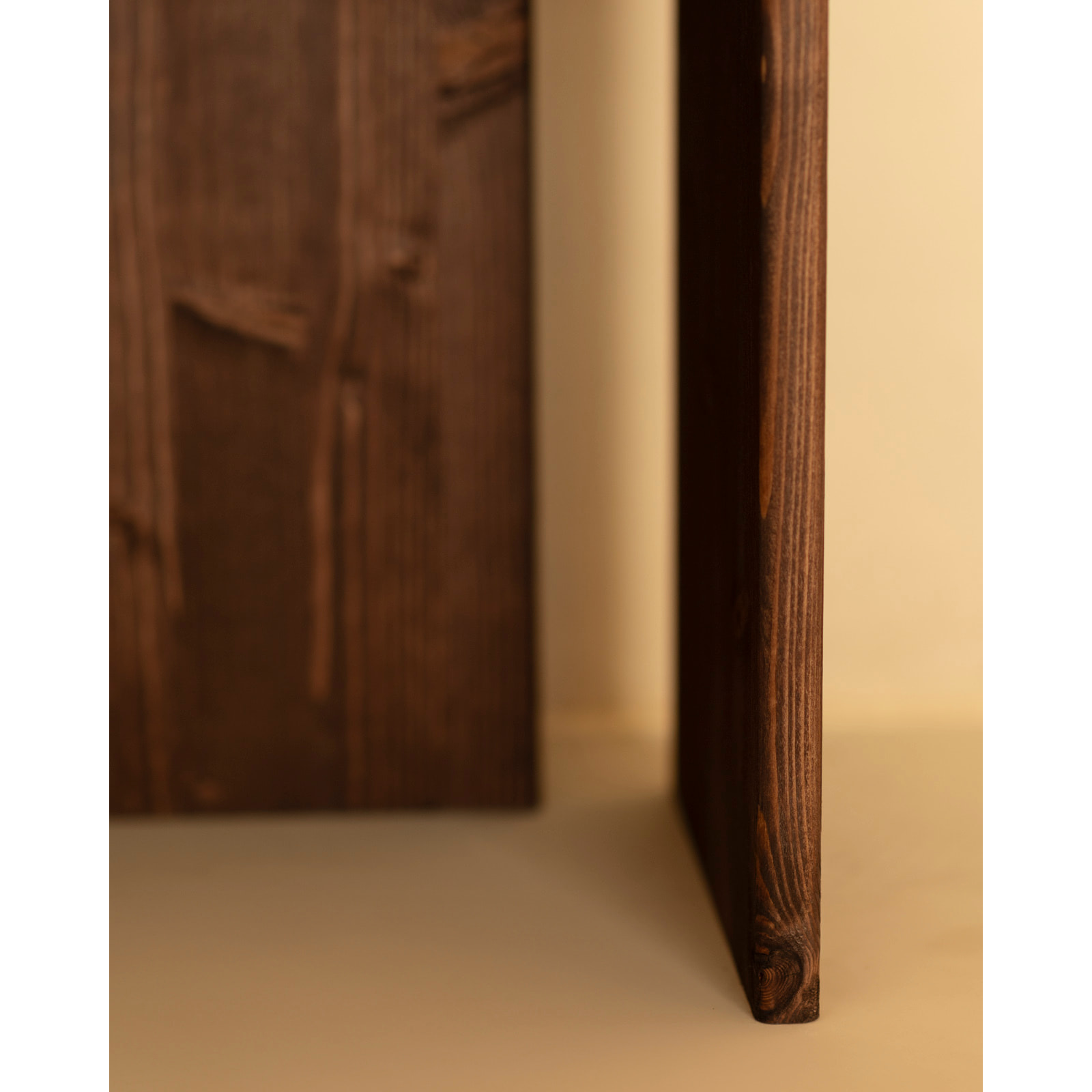 Mesita de noche de madera maciza en tono nogal de 50x42cm Alto: 50 Largo: 42 Ancho: 27