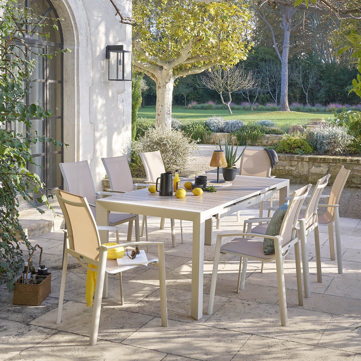 Table de jardin extensible "Évasion" effet bois lin & argile 8 places lates en aluminium
