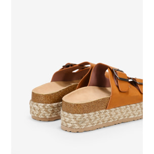 Sandalias marrones con plataforma de esparto