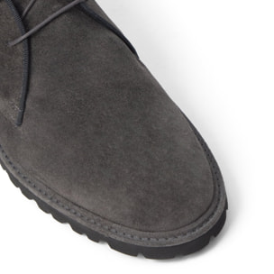 Desert boot Leo en serraje con cierre de cordones