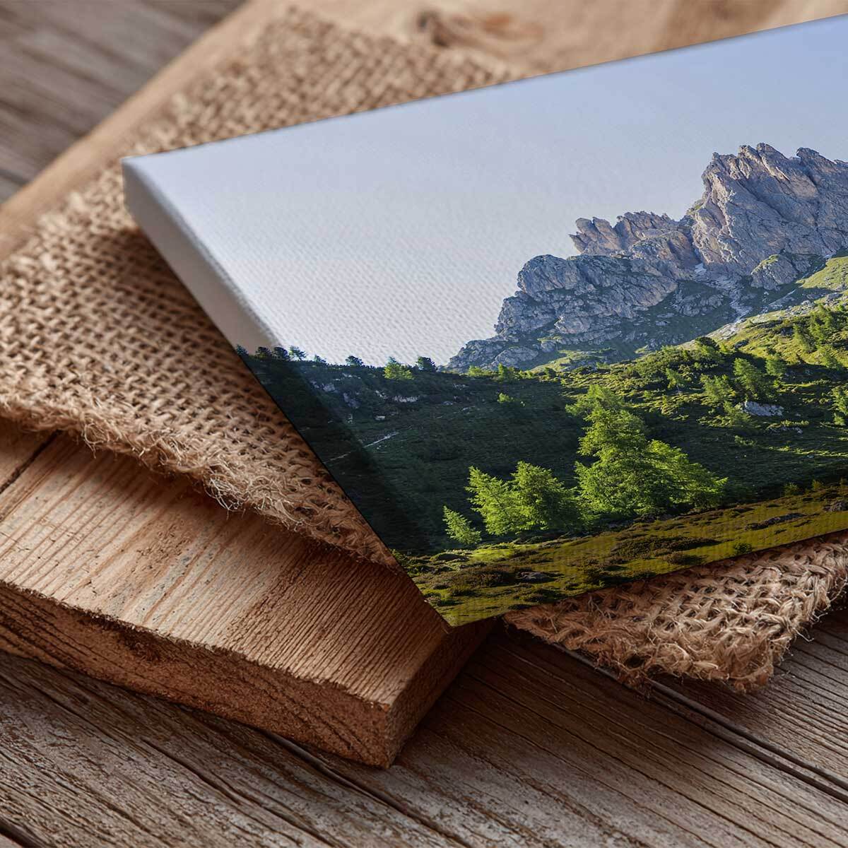 Tableau panoramique massif rocheux et alpages verdoyants été Toile imprimée