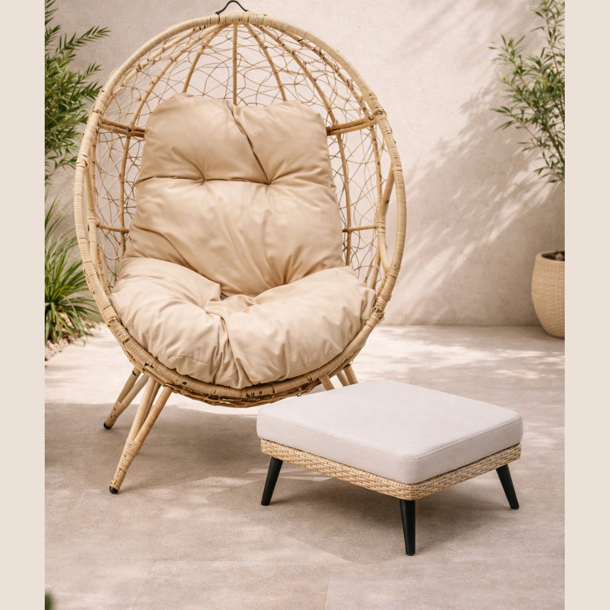 Ensemble d'extérieur : fauteuil suspendu effet rotin et repose-pieds avec coussin beige JIMMY
