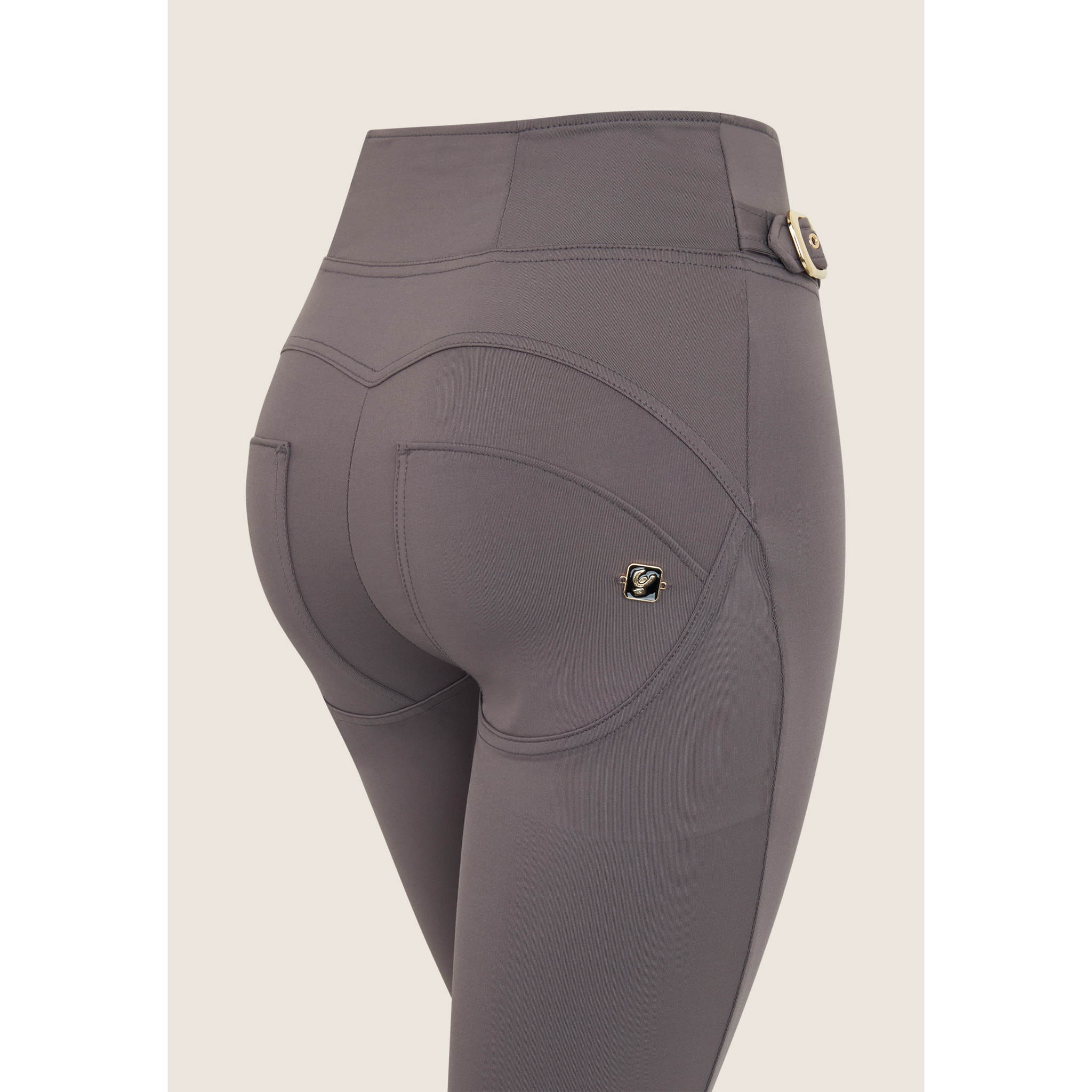 Pantaloni WR.UP® con vita alta decorata da fibbia laterale