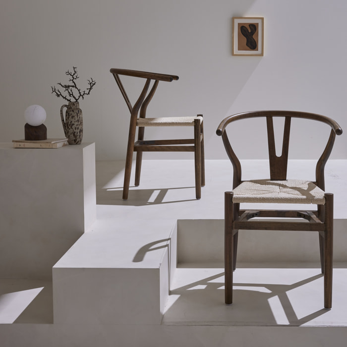 Lot de deux chaises vintage marron vieilli en bois d'hévéa avec assise en cordes et dossier arrondi