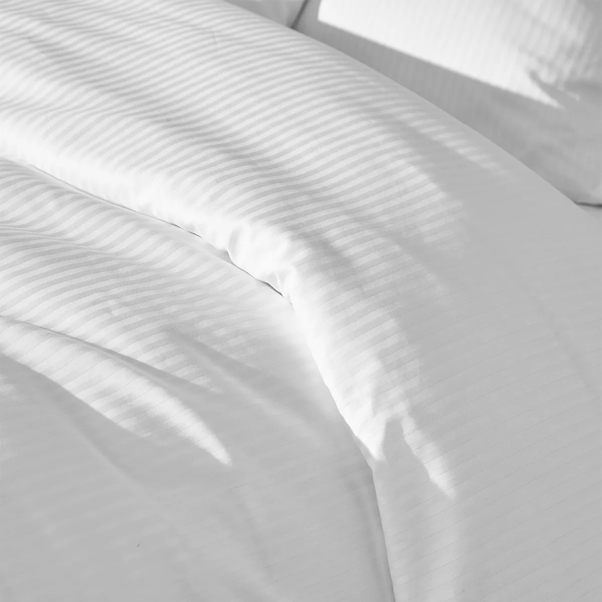 Lot h.couette +taies satin de coton jeu d'unis blanc Palace raye blanc