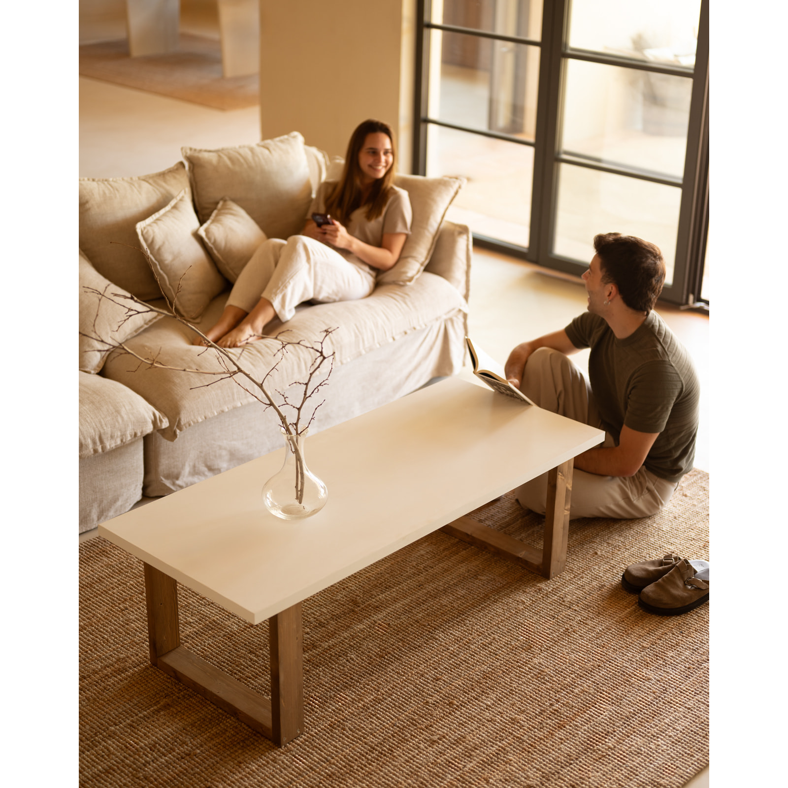 Mesa de centro de laca mate en tono beige y las patas abeto de varias medidas