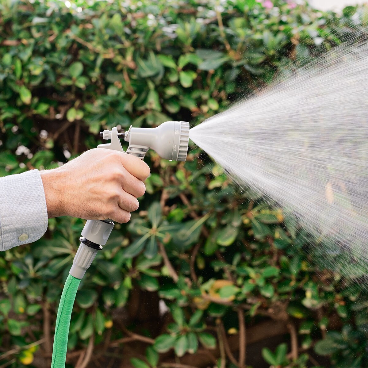 Pack Pistola d'Acqua a Pressione con Serbatoio 8 in 1 e Tubo da Giardino Estensibile InnovaGoods
