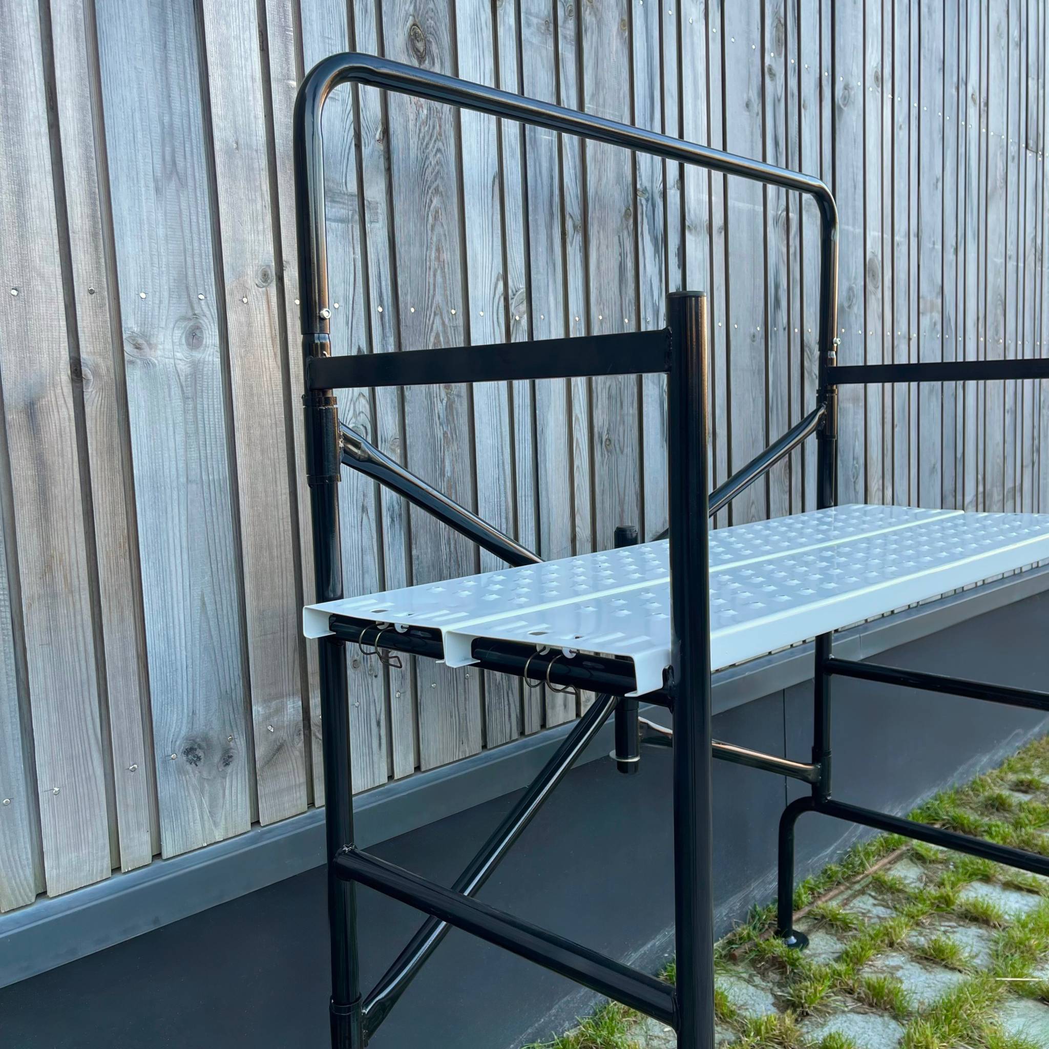 Echafaudage roulant et pliant sur deux niveaux - mobile. 2 roues. L140x l78 x H135cm ouvert. poids supporté 150 kgs