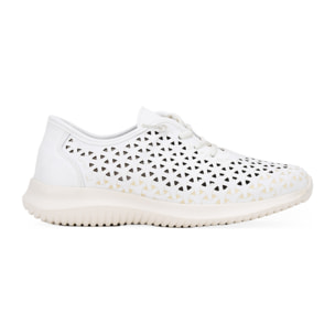 Zapatillas blancas en piel cortadas con láser