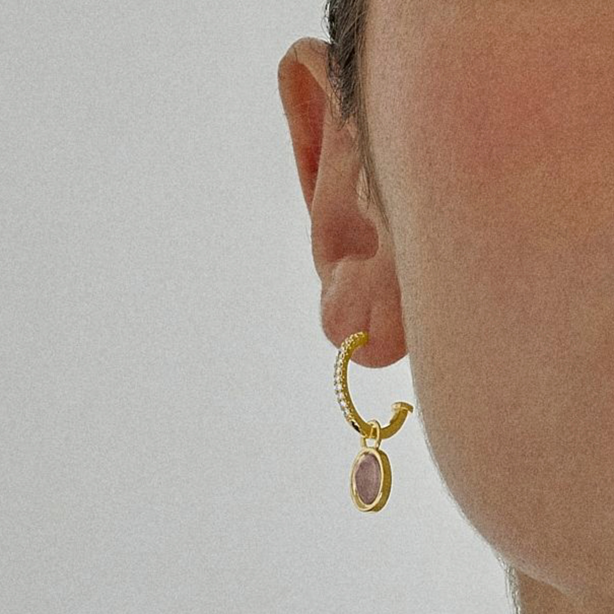 Pendientes de Cristal Morado acabados en oro amarillo de 18K
