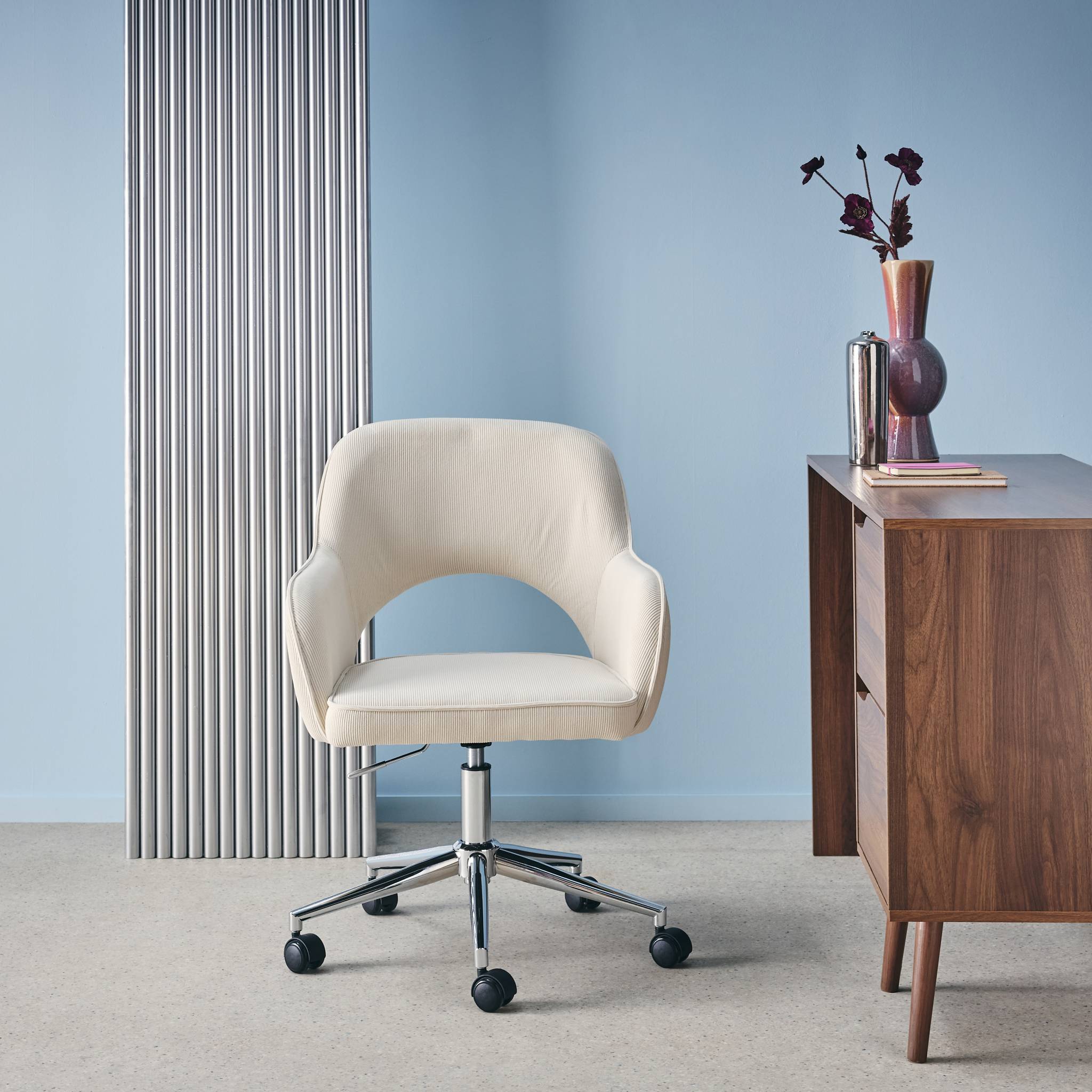 Chaise de bureau à roulettes velours côtelé blanc cassé piétement chromé. L 60 x P 62 x H 89 / 99cm