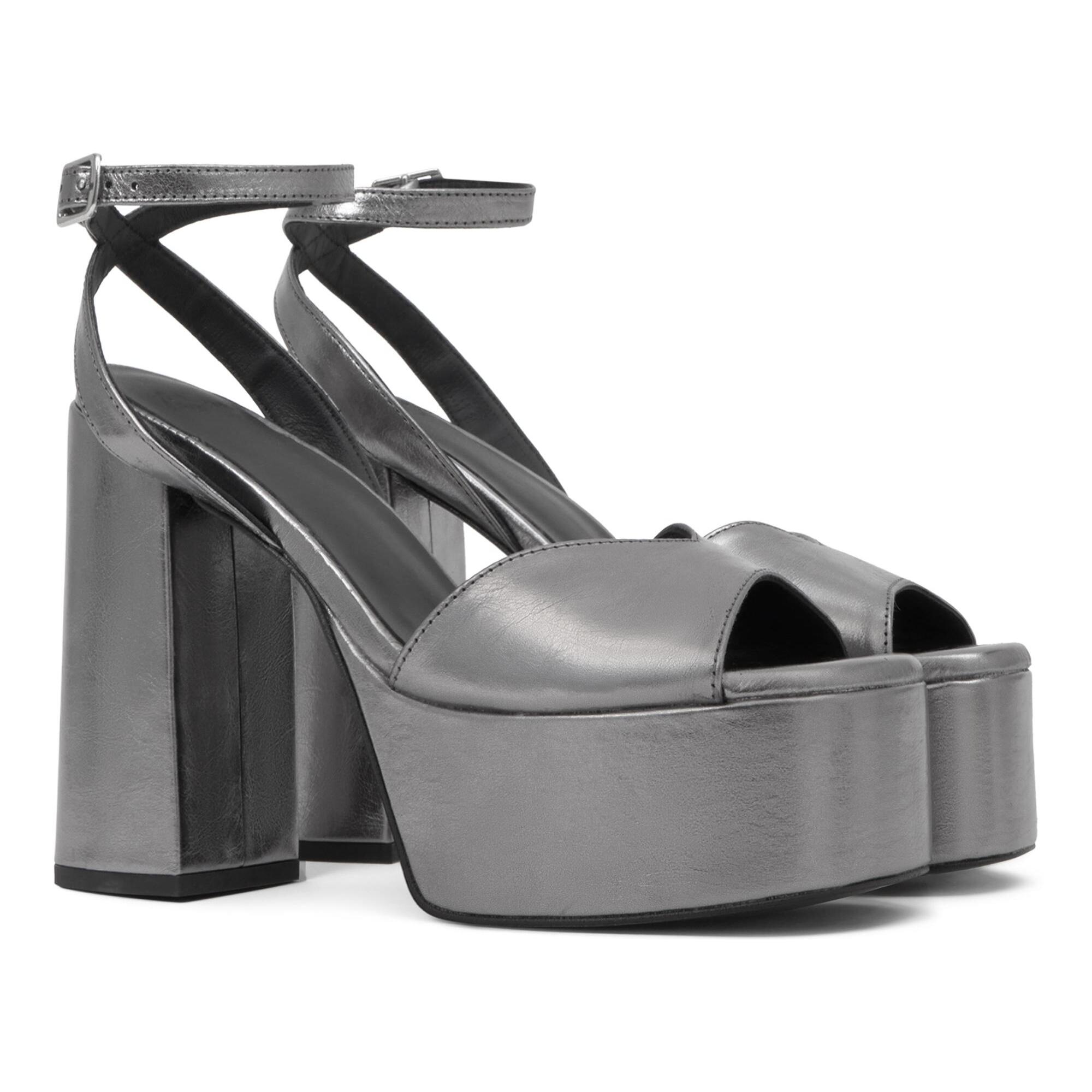 Sandalia de tacón Fibi en cuero metalizado con cierre de hebilla