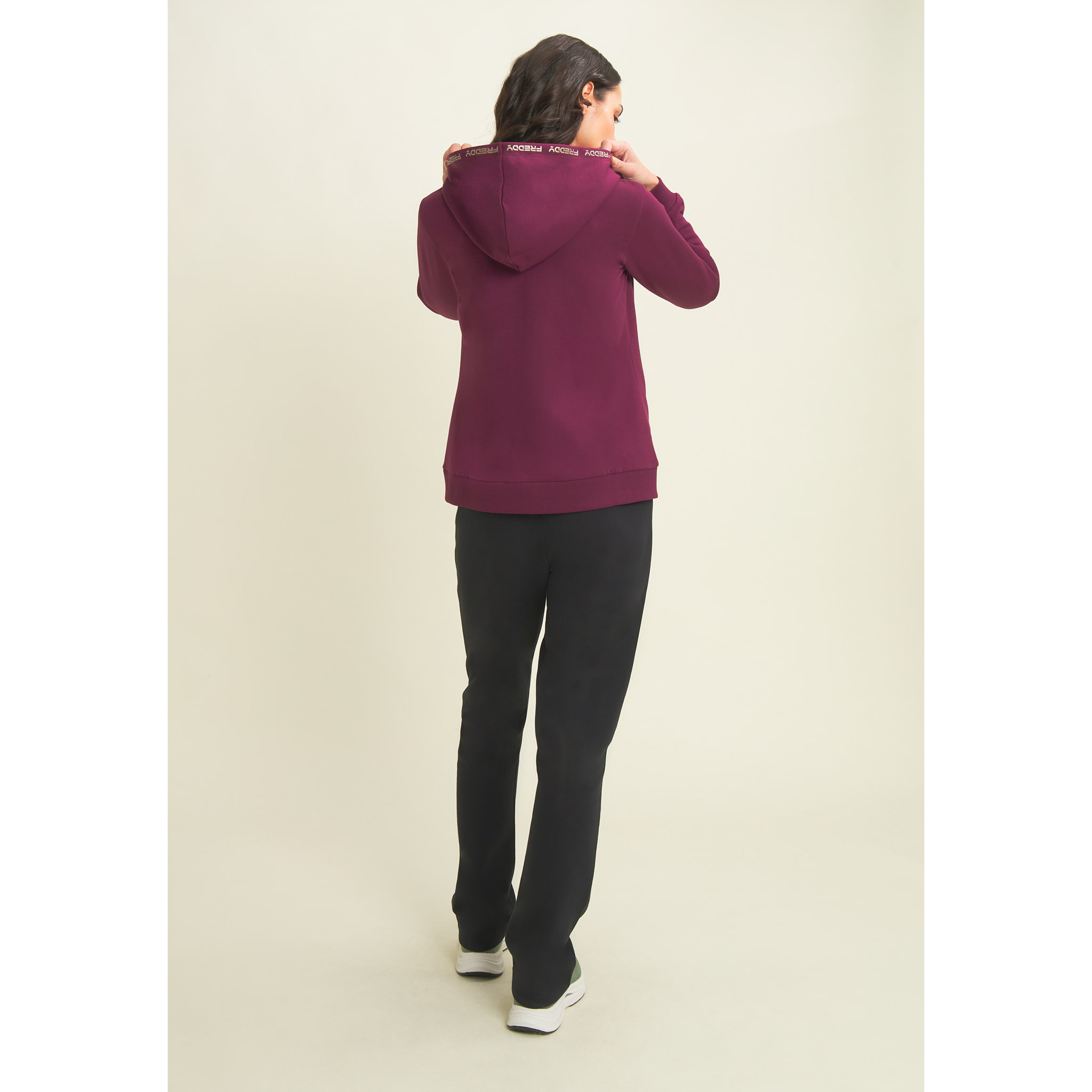 Tuta con cappuccio decorato da logo dorato a contrasto