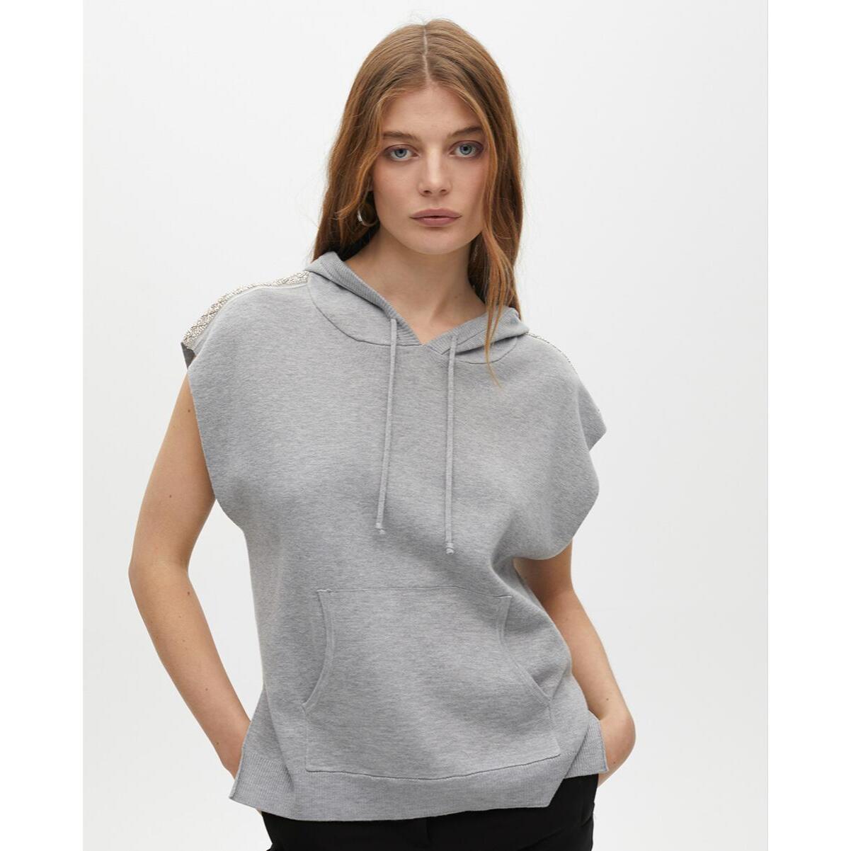 Gilet felpato con cappuccio e applicazioni sulle spalle