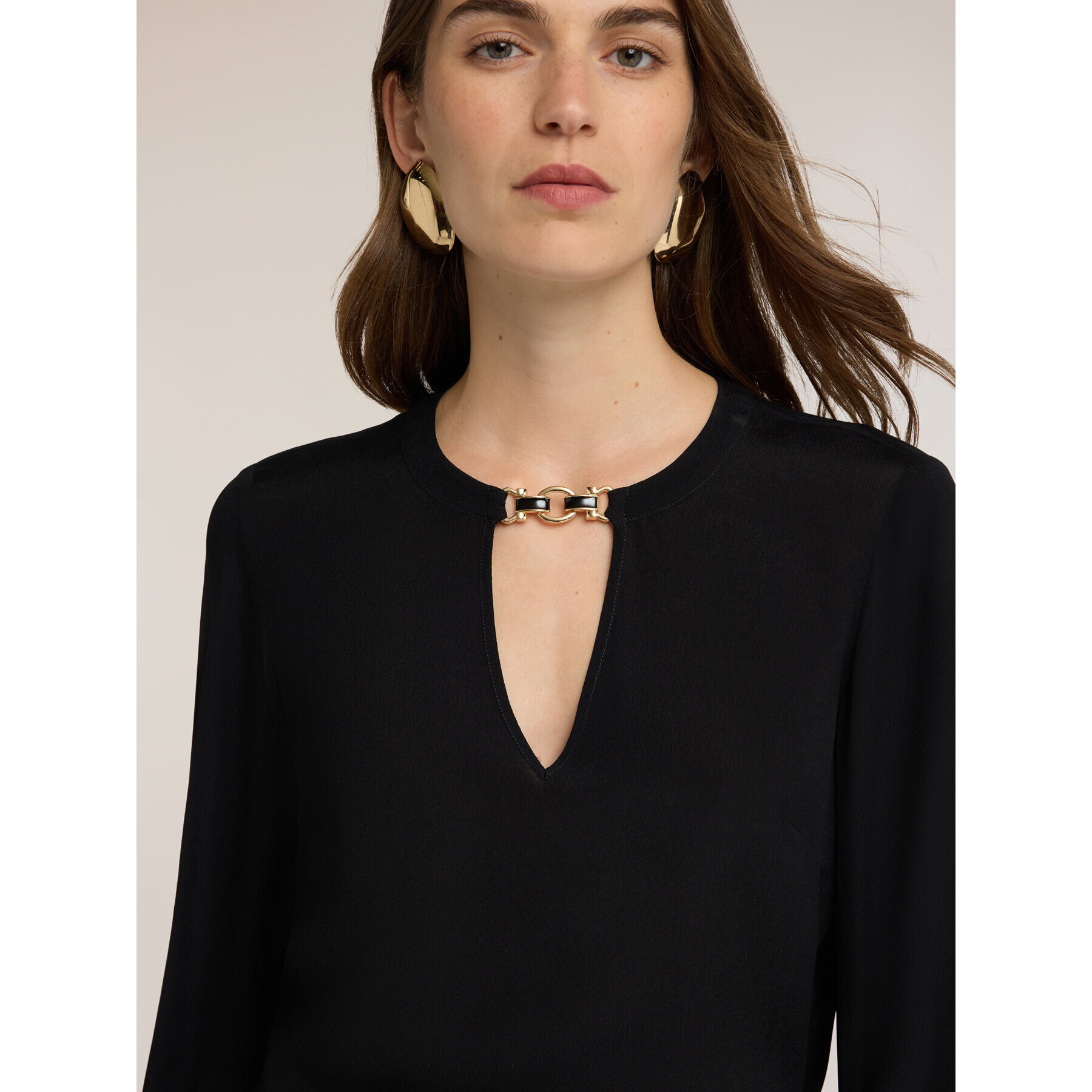 Motivi - Blusa in crêpe de chine con passante metallico - Nero