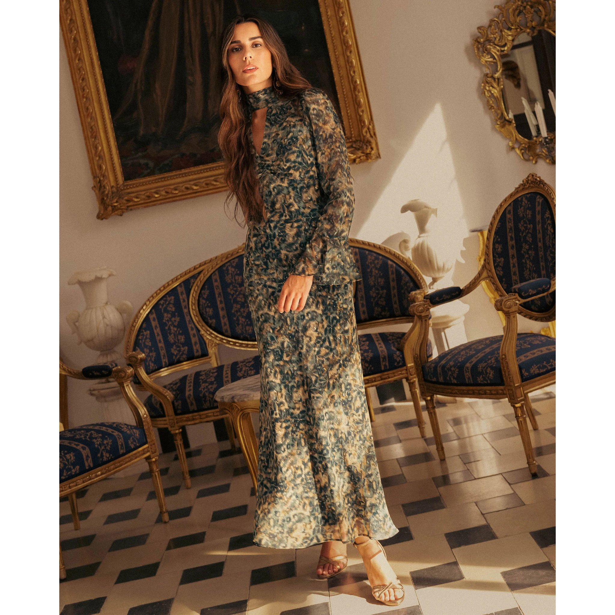 Vestido midi estampado con manga larga y escote en pico con lazada.