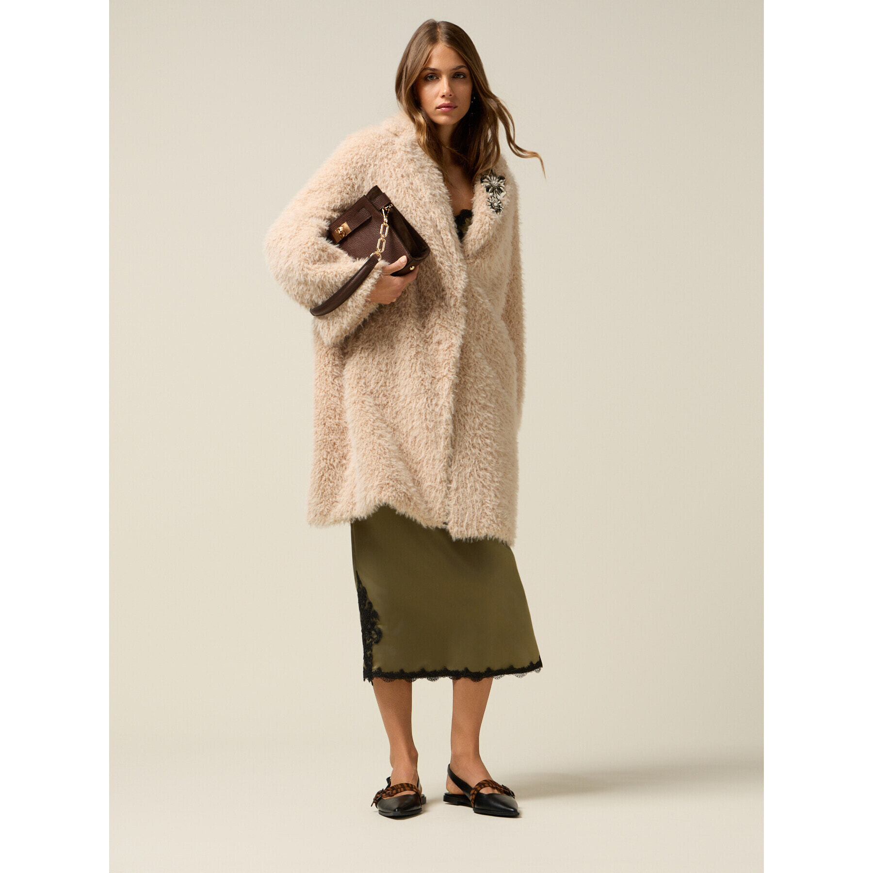 Oltre - Abrigo oversized efecto peluche con broches - Beige