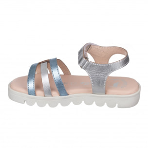 Sandalia toda en piel con suela hiper flexible.