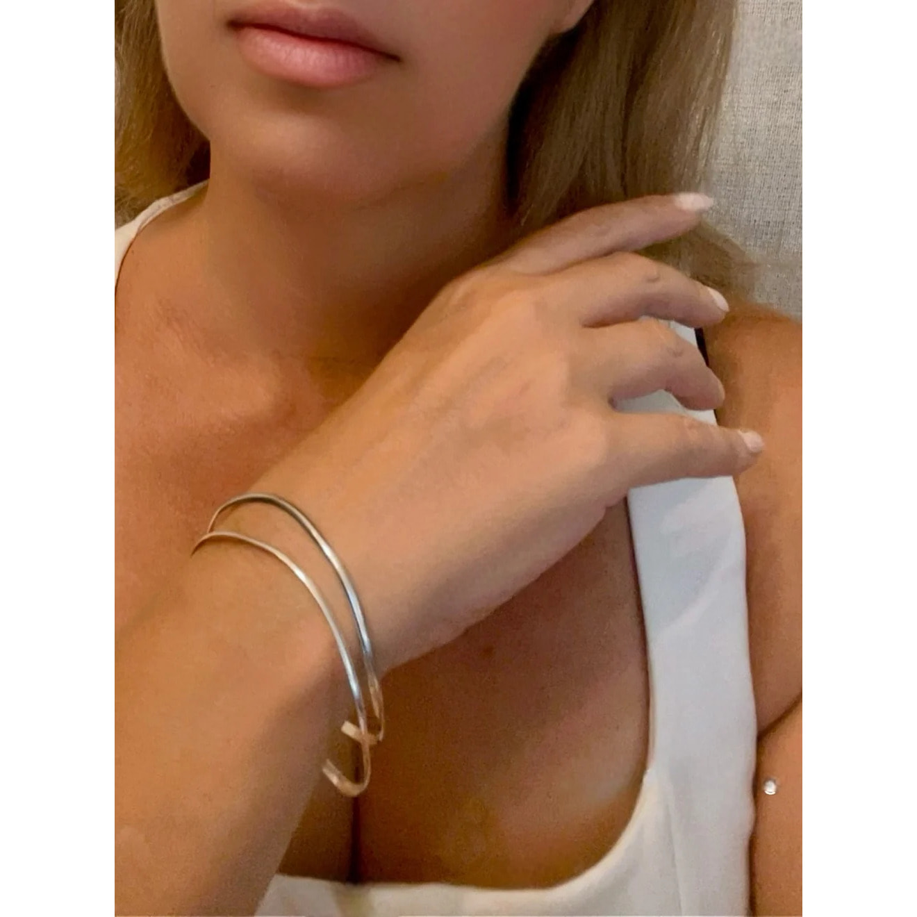 Pack de 2 Pulseras tipo Aro irregulares forma realizada a mano haciendo ondas. Plata de ley 10µ