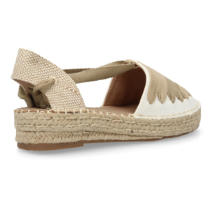 Sandalia de plataforma con cintas.