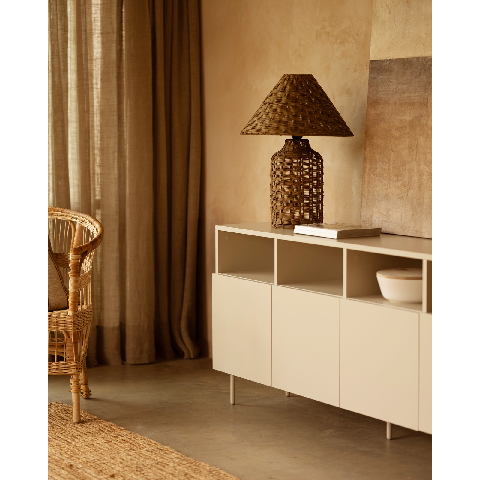 Aparador con 4 puertas lacado en tono arena de 176x40cm Alto: 75 Largo: 176 Ancho: 40