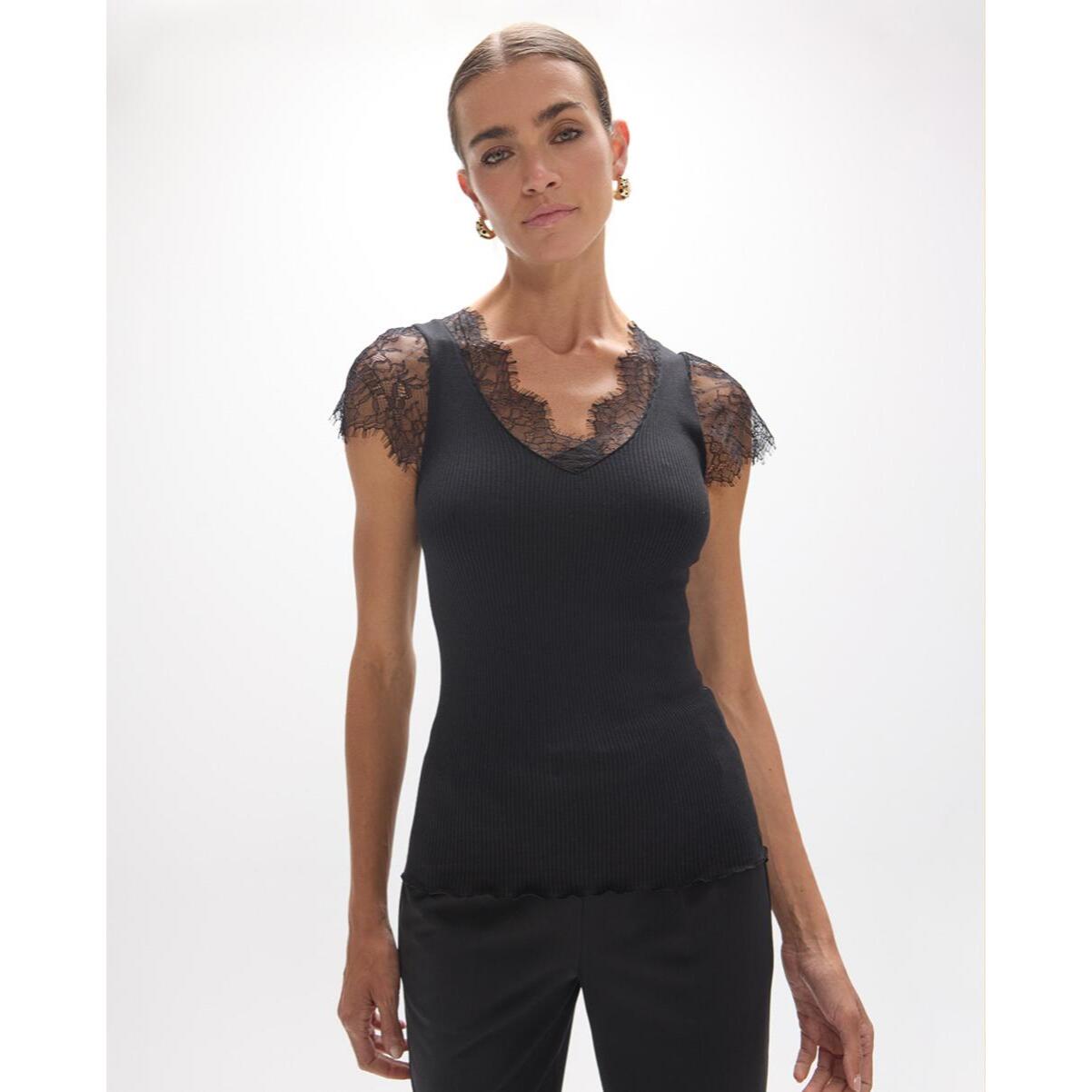 T-shirt con scollo a V e dettagli in pizzo su collo e maniche.