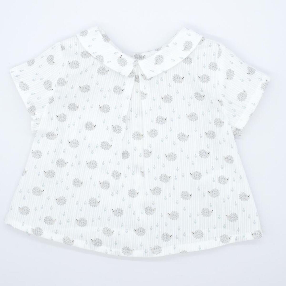 Camisa estampado de erizos, manga corta. Tiene cuello y un pliegue en el centro del cuello.