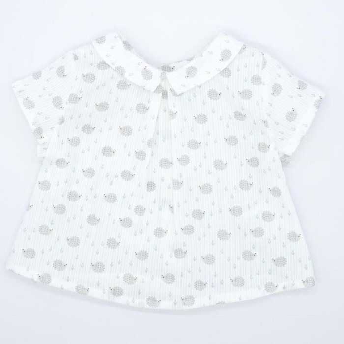 Camisa estampado de erizos, manga corta. Tiene cuello y un pliegue en el centro del cuello.
