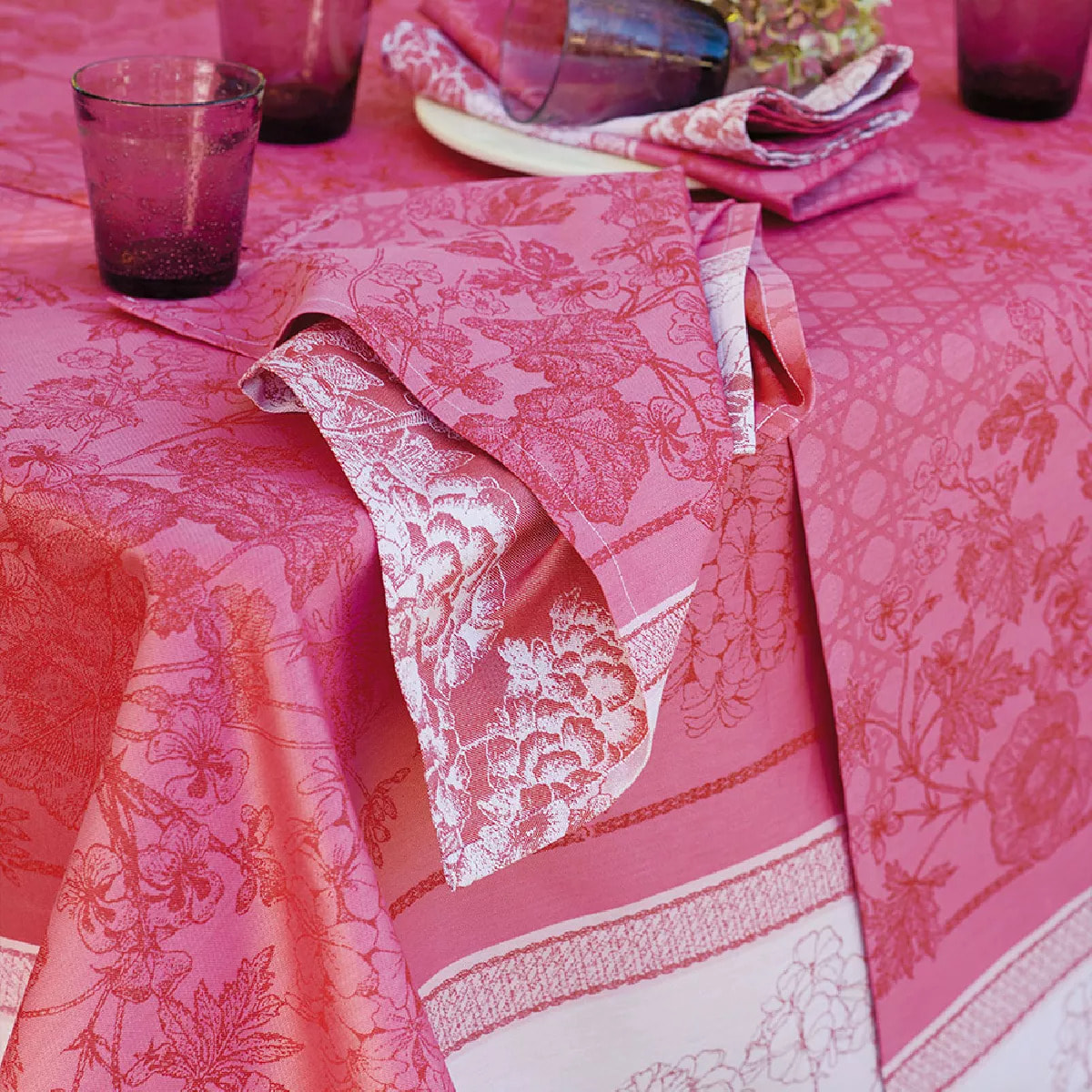 Nappe anti tache pur coton bio motif jacquard Geraniums rose