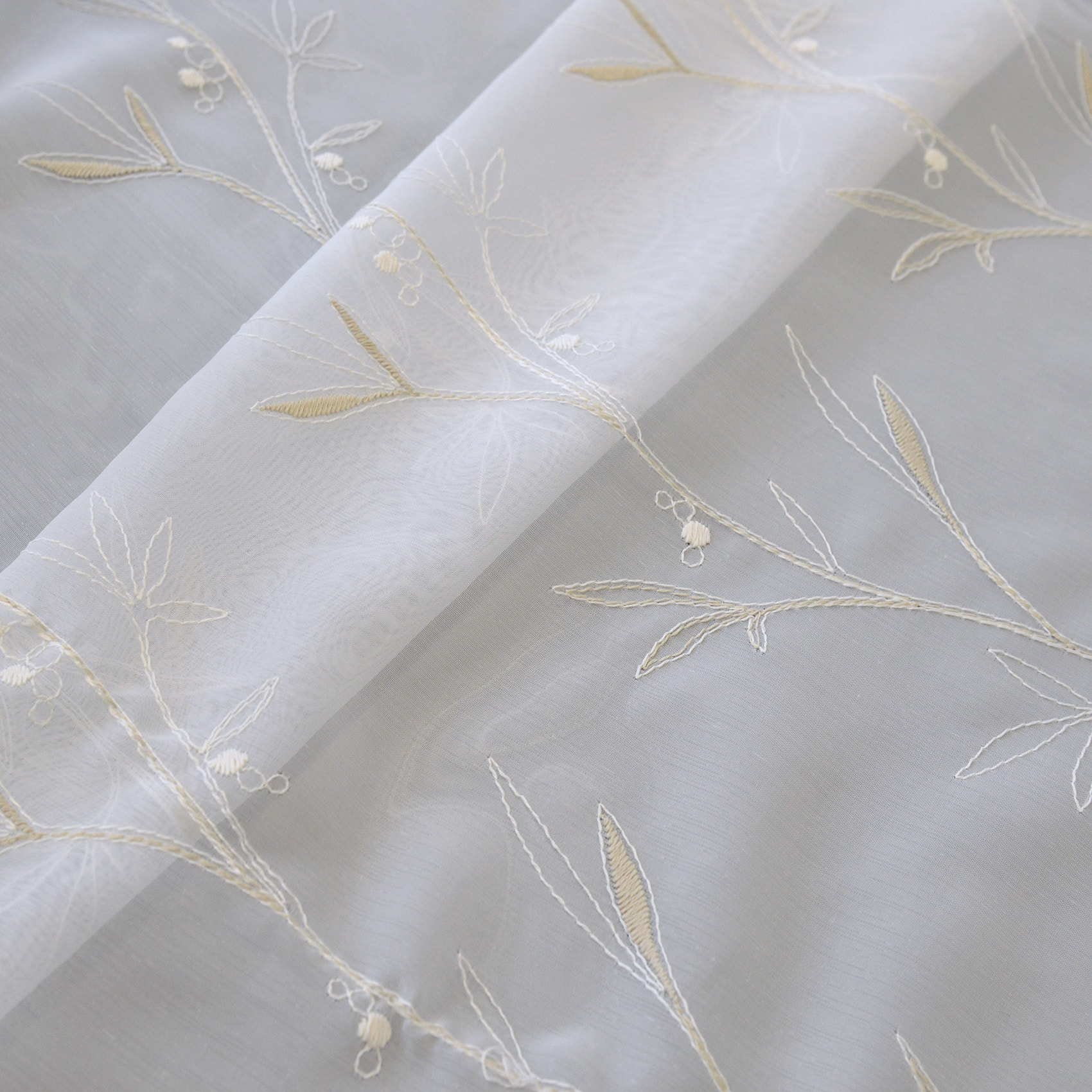 Tissu en étamine brodée avec bas festonné - Beige