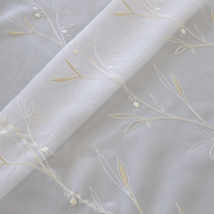 Tissu en étamine brodée avec bas festonné - Beige